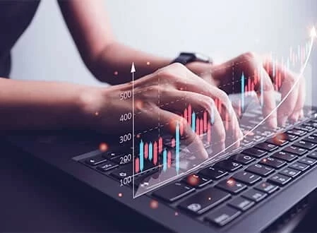 Eine moderne Büroszene mit Fachleuten, die fortschrittliche Technologie für sofortige Dash-Handelsaktivitäten nutzen.