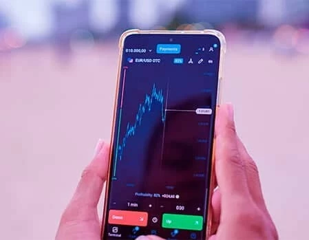Eine moderne Büroszene mit Fachleuten, die fortschrittliche Technologie für sofortige Dash-Handelsaktivitäten nutzen.